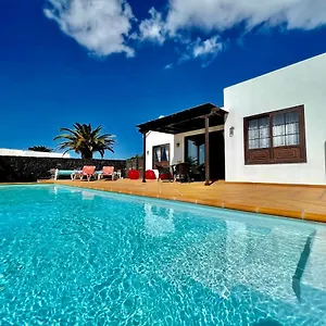 https://villa-pilar-playa-blanca-lanzarote.in-canary-islands.com